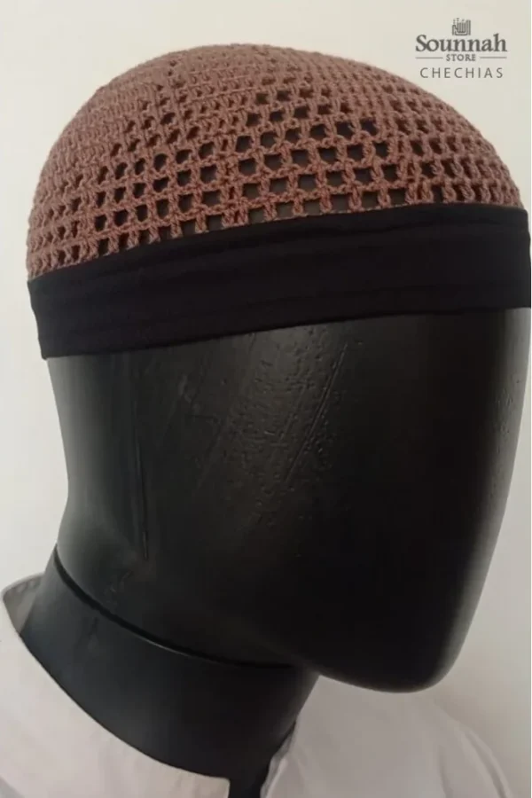 Chechia marron cuivré à maille ajourée, bordée d’une bande noire