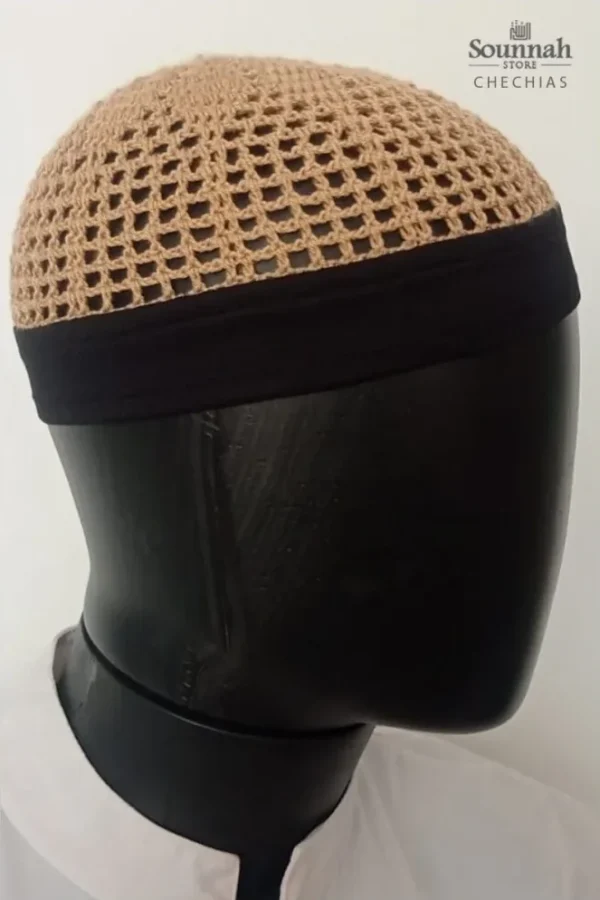 Chechia avec bande beige Chechia beige doré ajourée avec une bande noire au bas