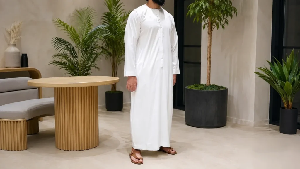 Qamis blanc Al Mashriq porté en intérieur - vêtement musulman pour homme
