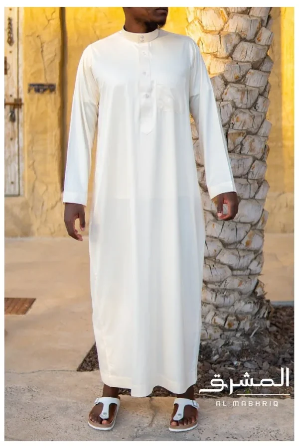 Qamis saoudien "Al mashriq" blanc cassé Qamis saoudien "Al mashriq" blanc cassé