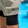 Broderie du logo Haytam sur le sarouel de bain gris kaki