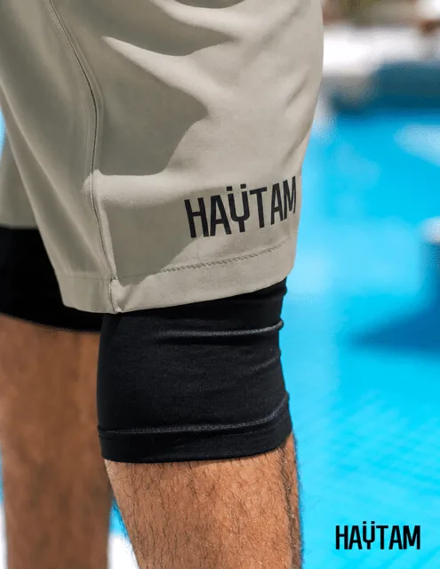 Broderie du logo Haytam sur le sarouel de bain gris kaki