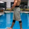 Sarouel de bain Haytam gris kaki porté en mouvement au bord d'une piscine - vue de profil
