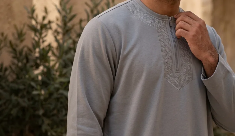 Qamis gris à col zippé et plastron brodé