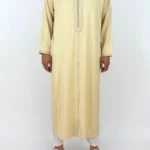 Caftan homme peau de pêche beige sable, col rond à galon gris