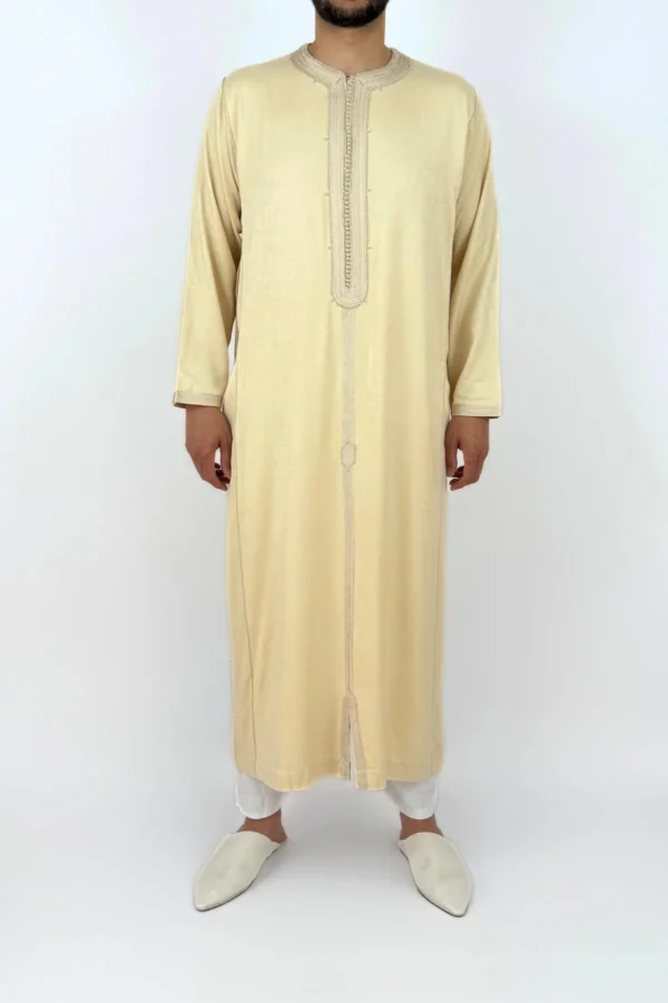 Caftan homme peau de pêche beige Caftan homme peau de pêche beige sable, col rond à galon gris