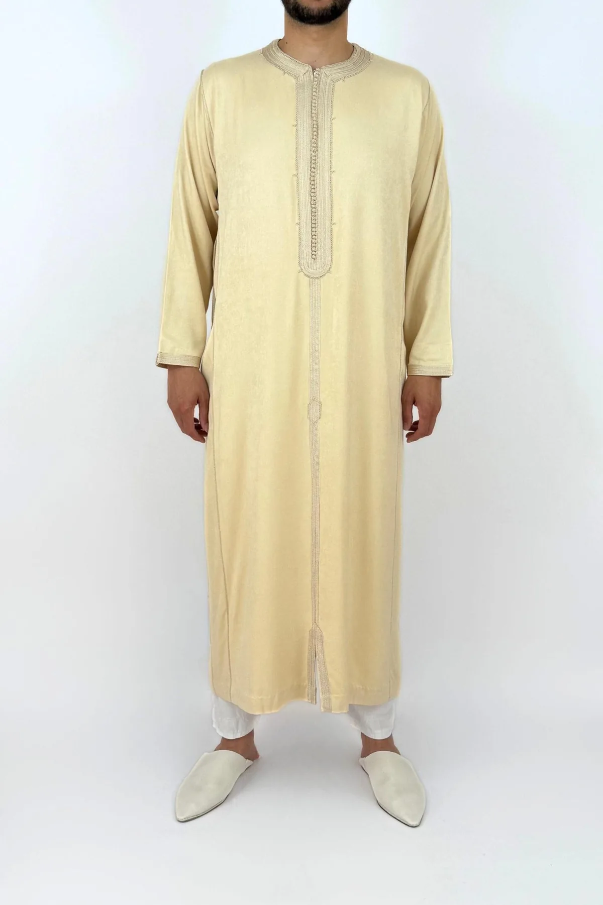 Caftan homme peau de pêche beige sable, col rond à galon gris