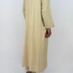 Caftan homme peau de pêche beige sable, col rond à galon gris, vue de profil