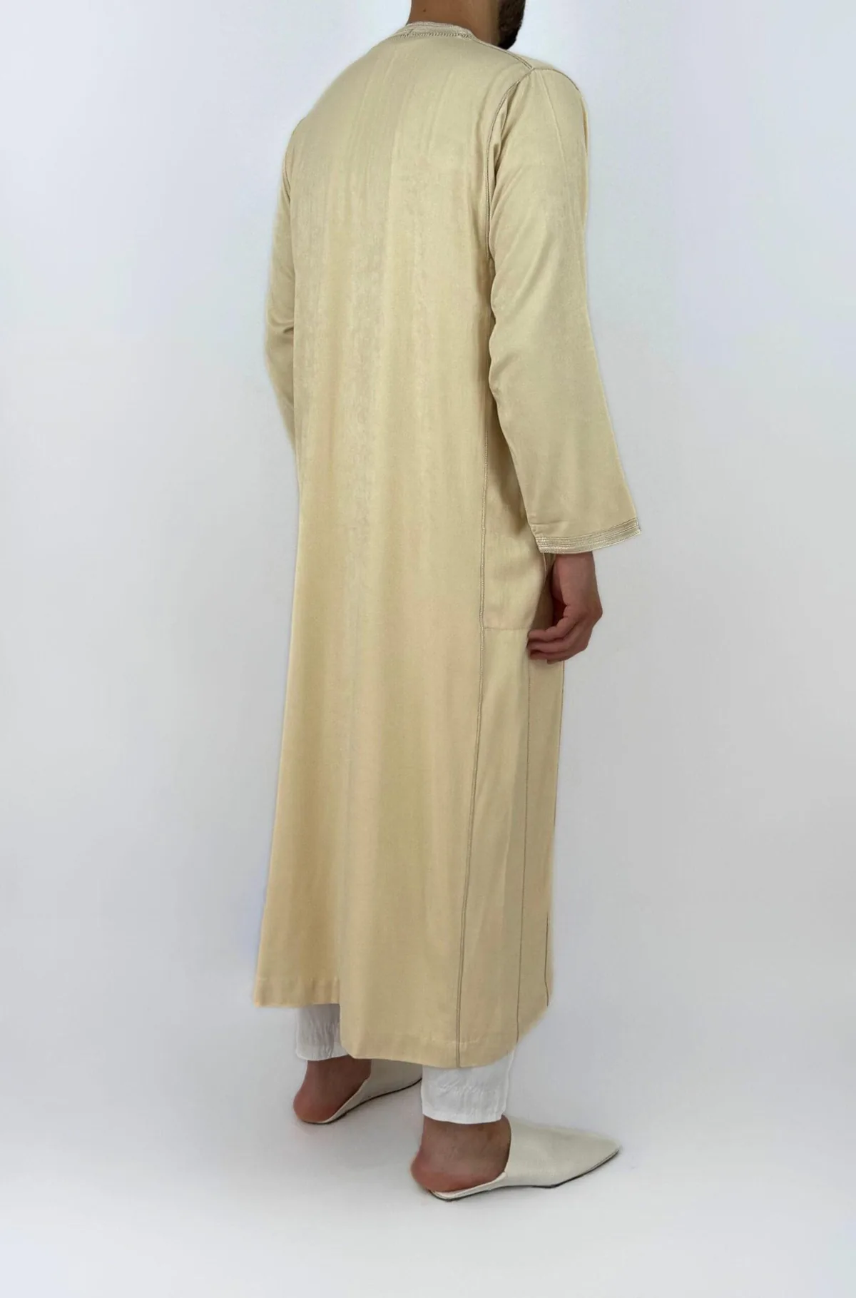 Caftan homme peau de pêche beige sable, col rond à galon gris, vue de profil