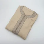Caftan homme peau de pêche beige sable, col rond à galon gris, plié