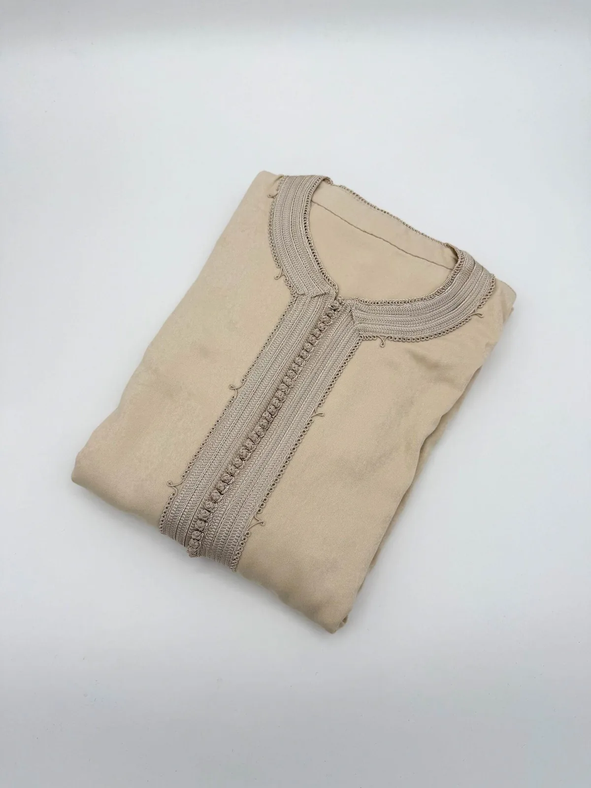 Caftan homme peau de pêche beige sable, col rond à galon gris, plié