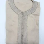 Caftan homme peau de pêche beige sable, col rond à galon gris, détail du col