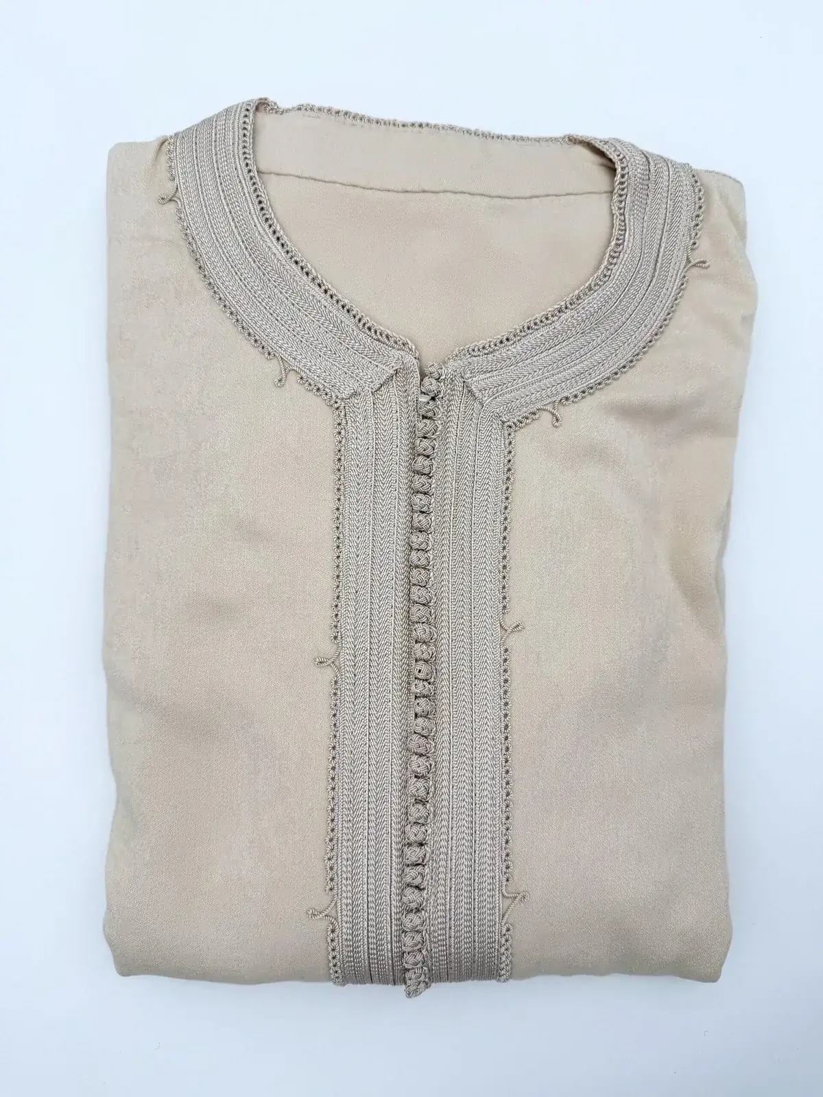 Caftan homme peau de pêche beige sable, col rond à galon gris, détail du col