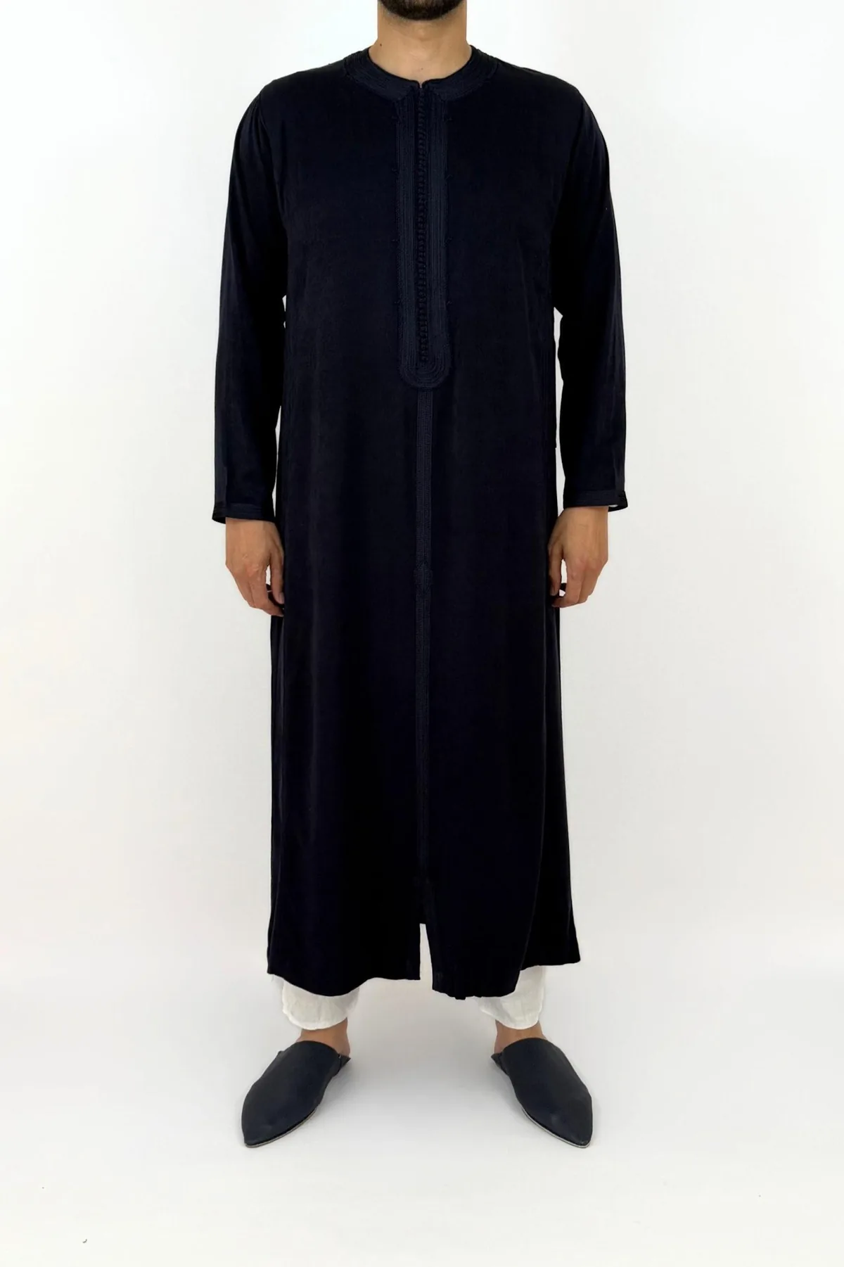 Caftan homme peau de pêche bleu marine, col rond à passementerie