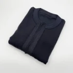 Caftan homme peau de pêche bleu marine, col rond à passementerie, plié