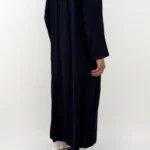 Caftan homme peau de pêche bleu marine, col rond à passementerie, vue de profil