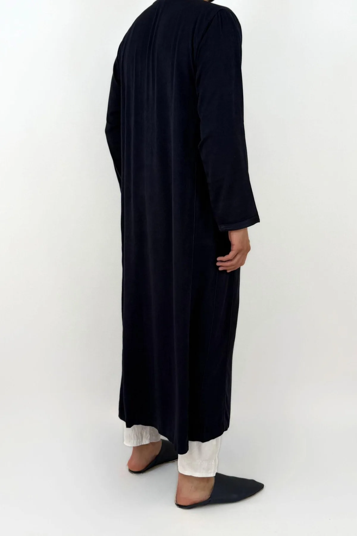 Caftan homme peau de pêche bleu marine, col rond à passementerie, vue de profil