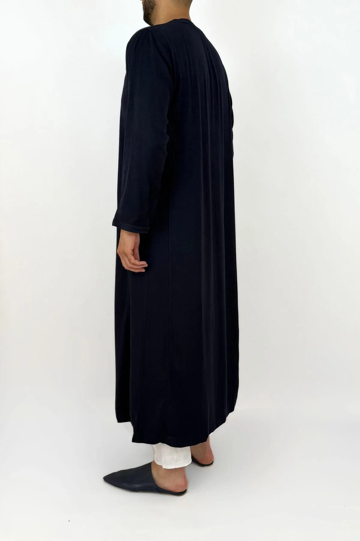 Caftan homme peau de pêche bleu marine, col rond à passementerie, autre profil