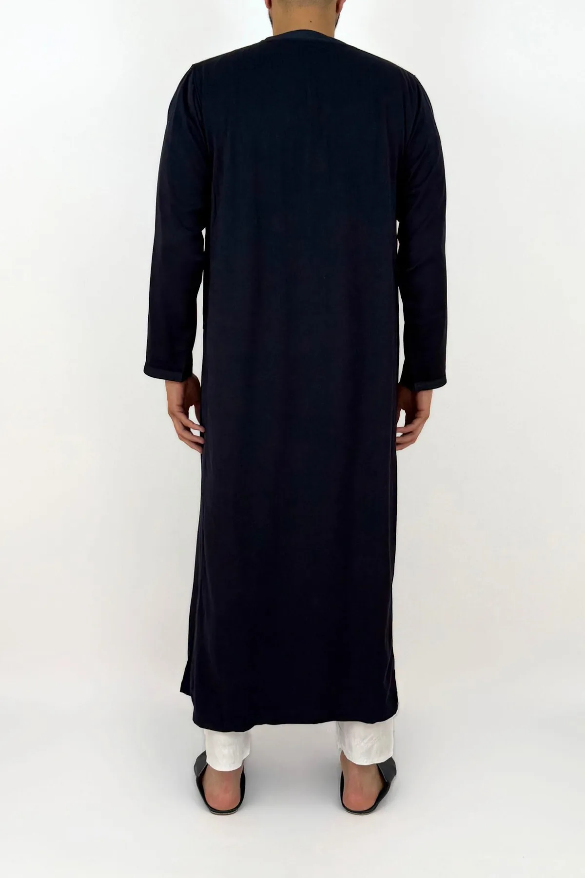 Caftan homme peau de pêche bleu marine, col rond à passementerie, vue de dos