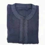 Caftan homme peau de pêche bleu marine, col rond à passementerie, détail du col