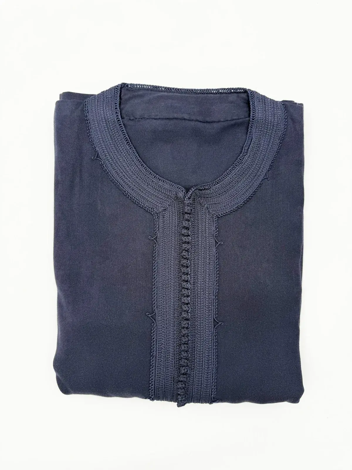 Caftan homme peau de pêche bleu marine, col rond à passementerie, détail du col