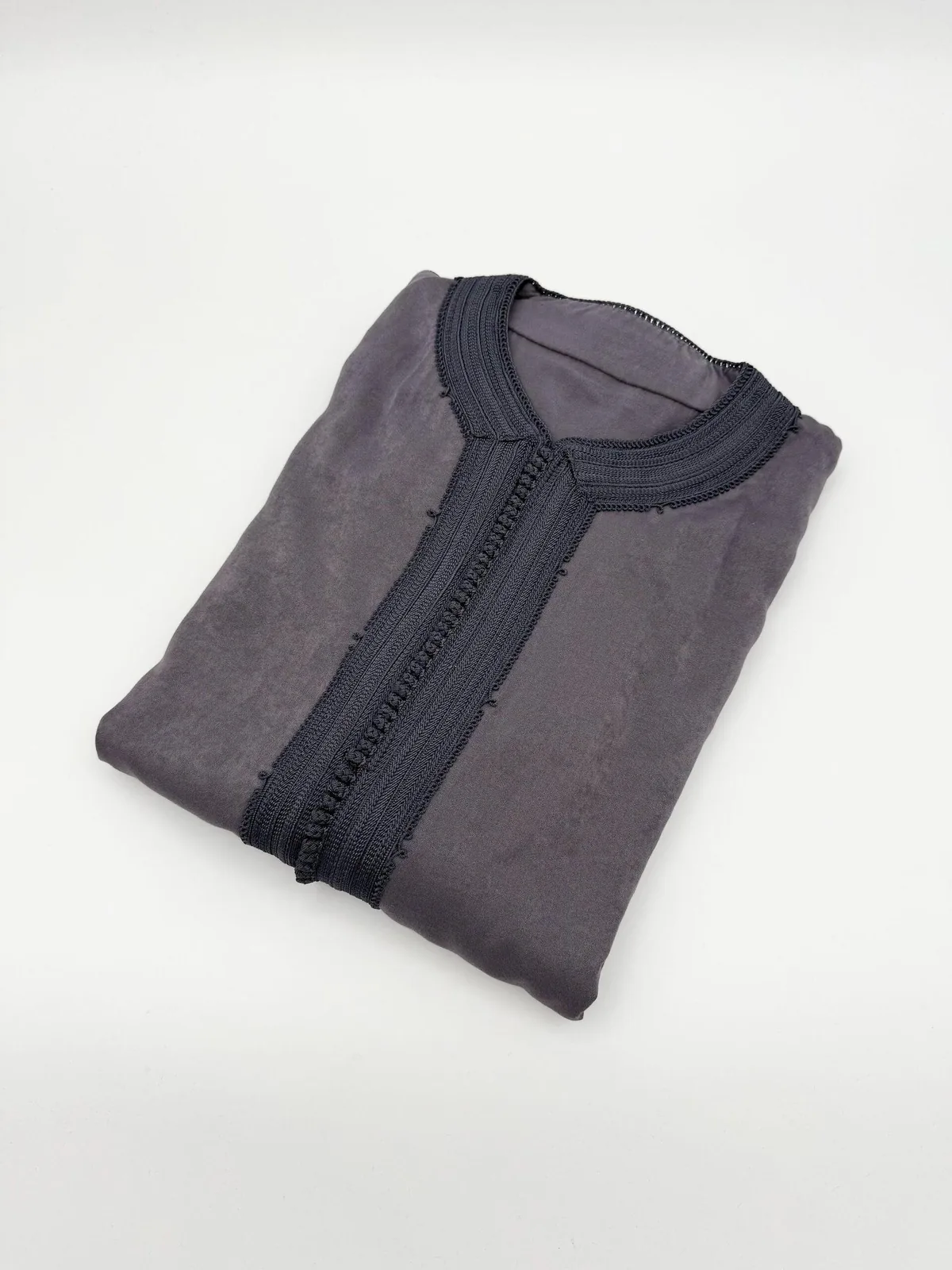 Caftan homme peau de pêche gris foncé à galon anthracite, plié