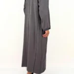Caftan homme peau de pêche gris foncé à galon anthracite, vue de profil