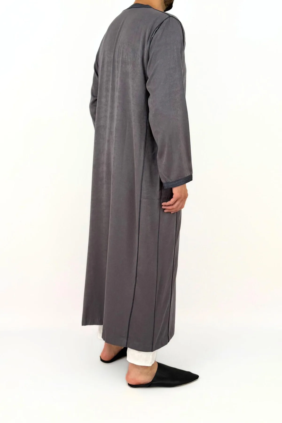 Caftan homme peau de pêche gris foncé à galon anthracite, vue de profil