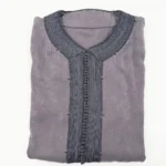 Caftan homme peau de pêche gris foncé à galon anthracite, détail du col