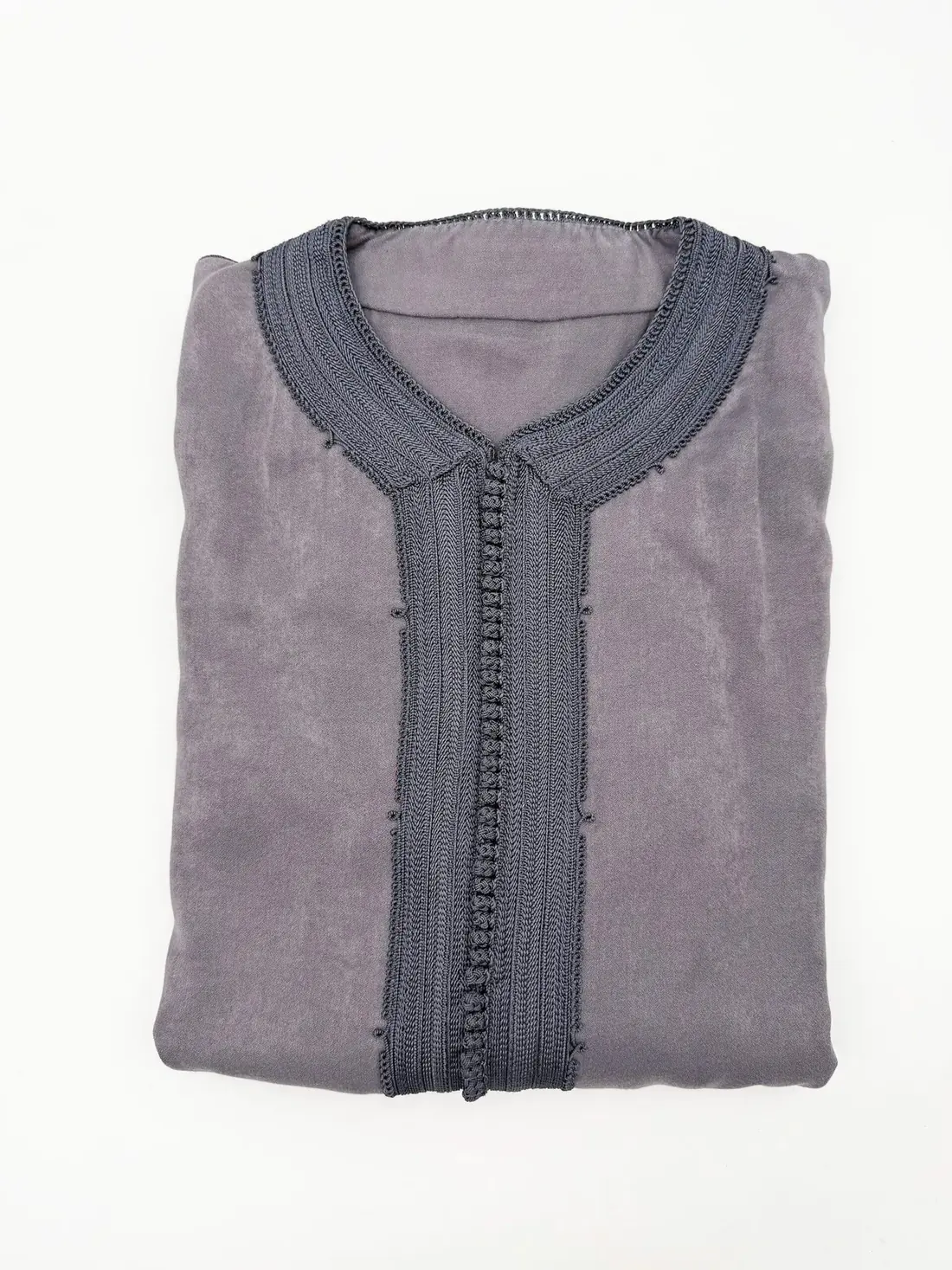 Caftan homme peau de pêche gris foncé à galon anthracite, détail du col