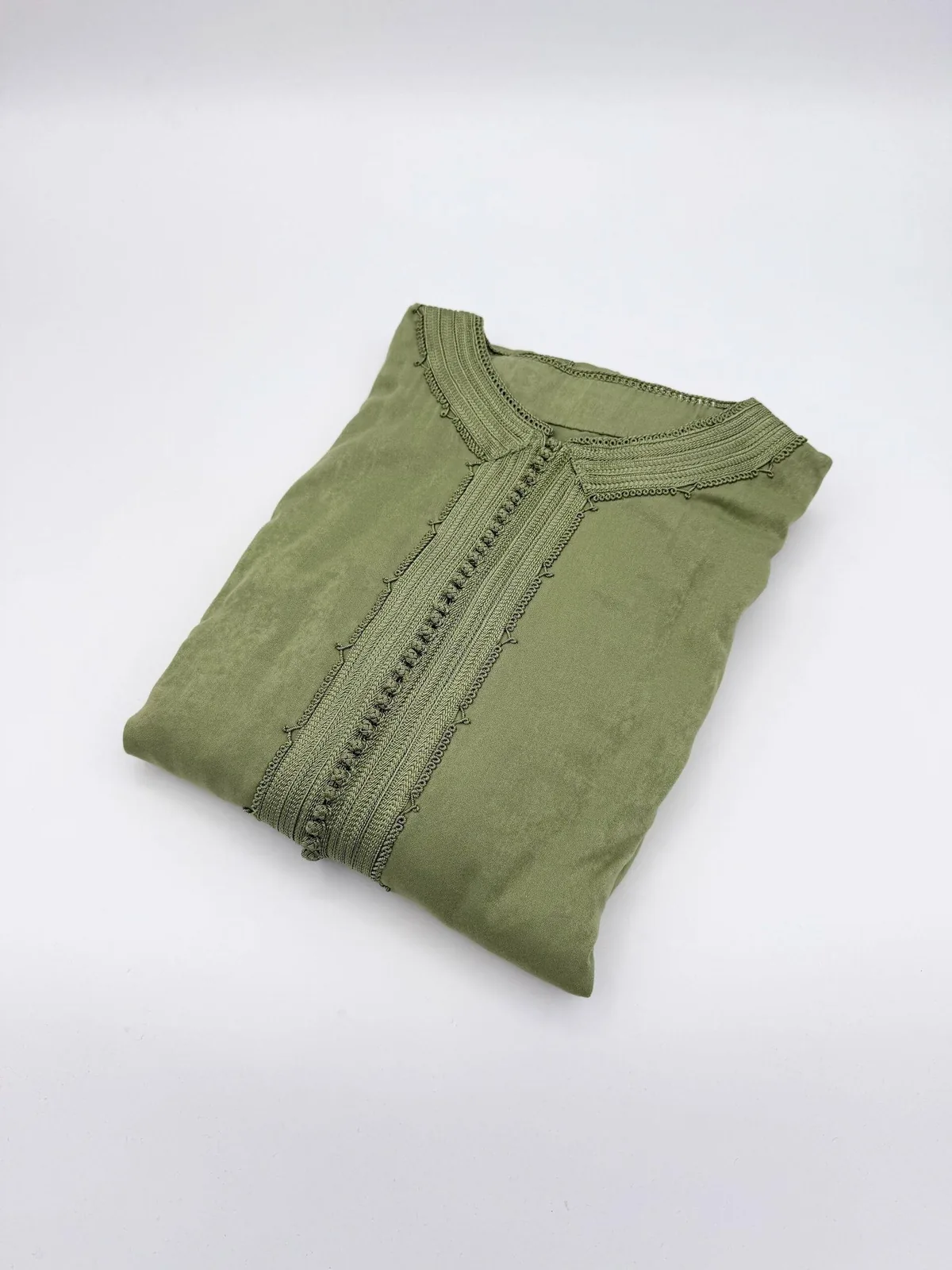 Caftan homme peau de pêche vert émeraude Caftan homme peau de pêche vert émeraude (vert olive clair), plié