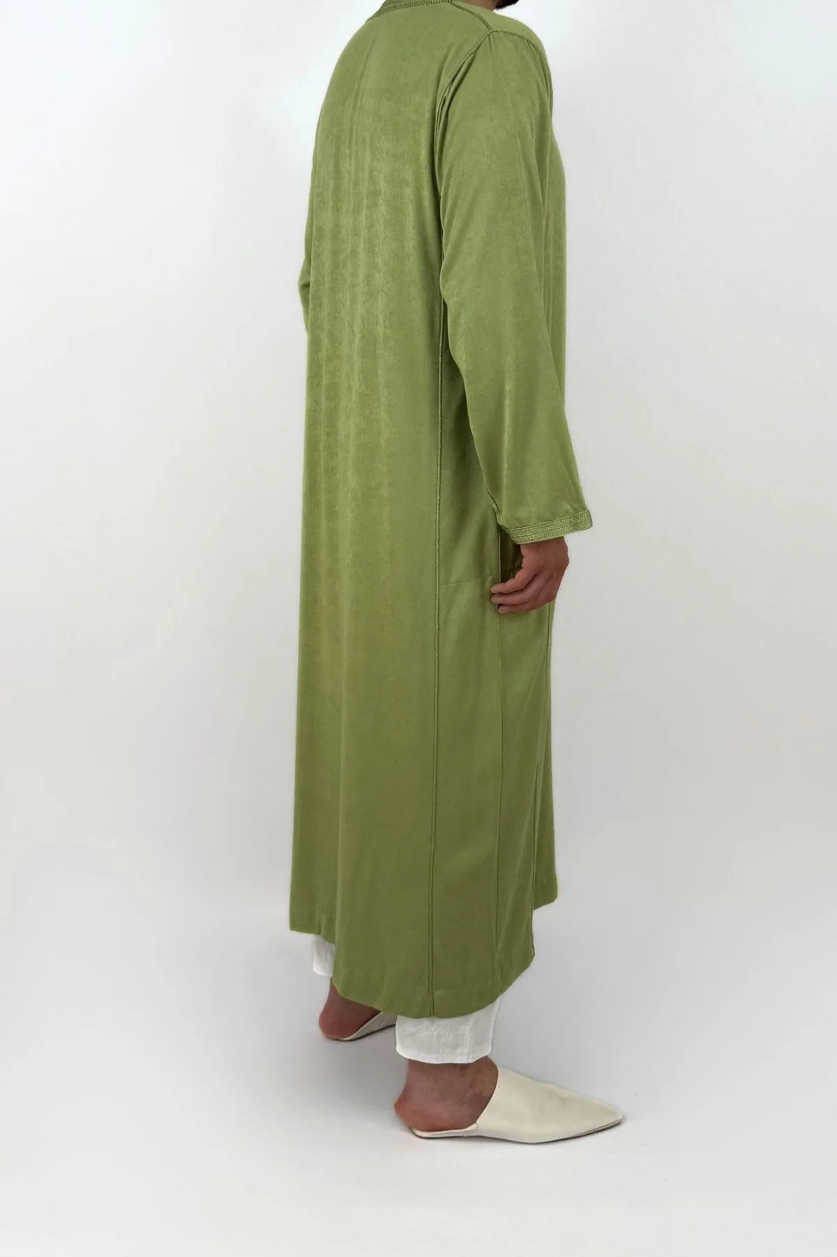 Caftan homme peau de pêche vert émeraude Caftan homme peau de pêche vert émeraude (vert olive clair), vue de profil