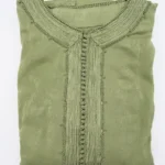 Caftan homme peau de pêche vert émeraude Caftan homme peau de pêche vert émeraude (vert olive clair), détail du col