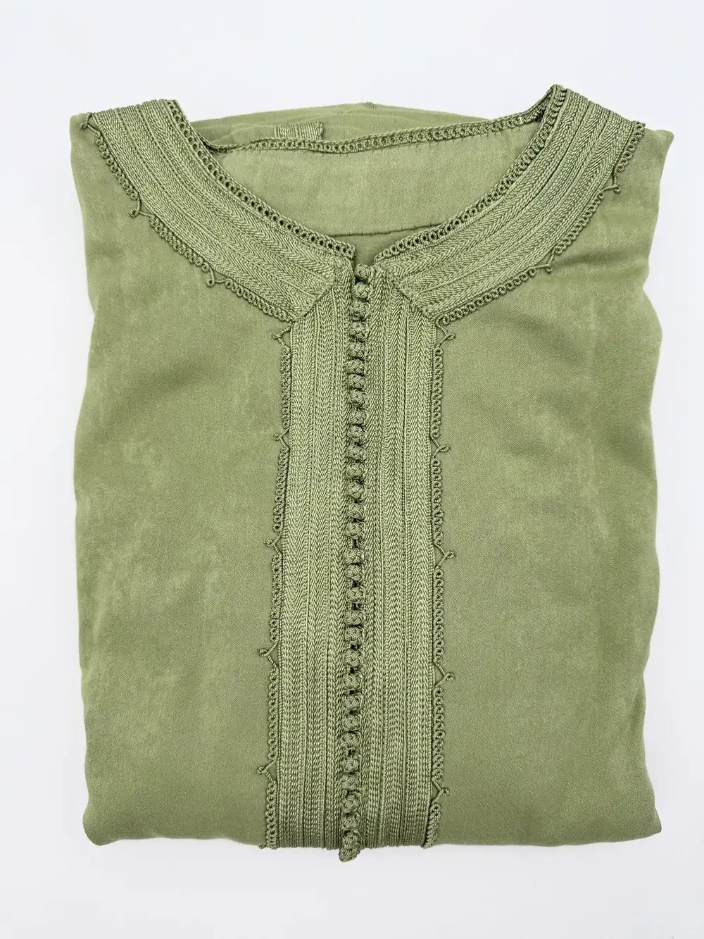 Caftan homme peau de pêche vert émeraude Caftan homme peau de pêche vert émeraude (vert olive clair), détail du col