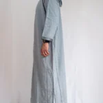 Djellaba homme hiver bleu chiné Djellaba homme hiver bleu chiné, gris bleu à passementerie, vue de profil
