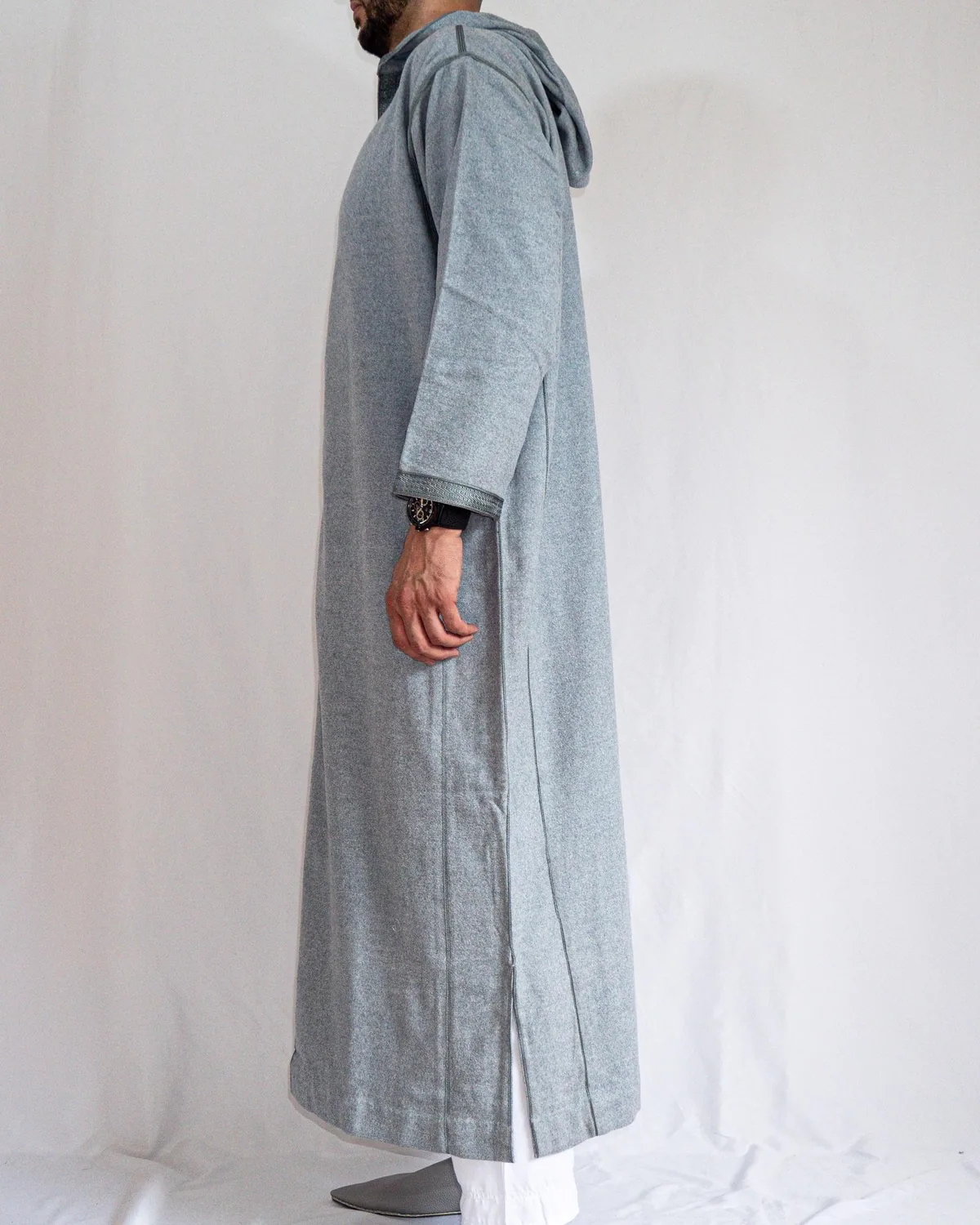 Djellaba homme hiver bleu chiné Djellaba homme hiver bleu chiné, gris bleu à passementerie, vue de profil