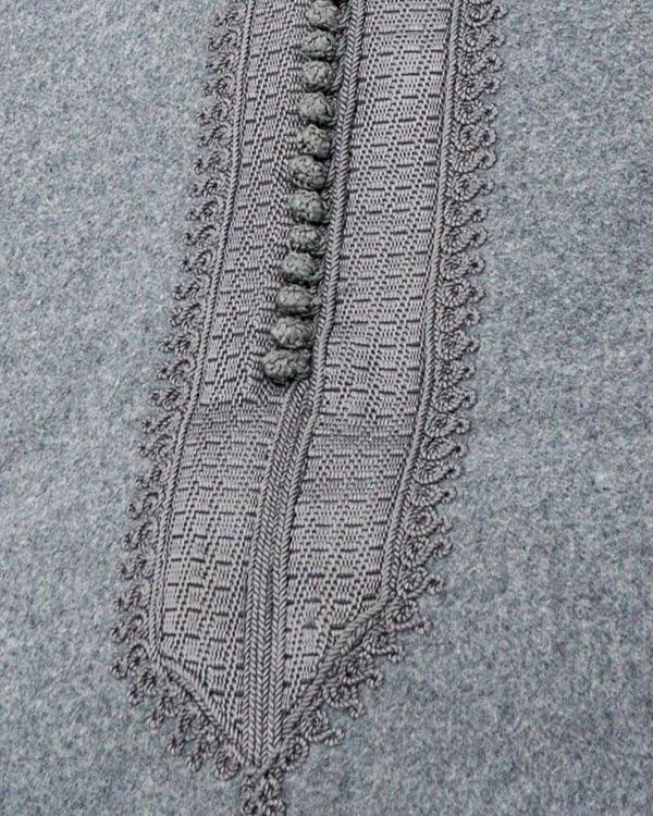 Djellaba homme hiver bleu chiné Djellaba homme hiver bleu chiné, gris bleu à passementerie, détail de la passementerie