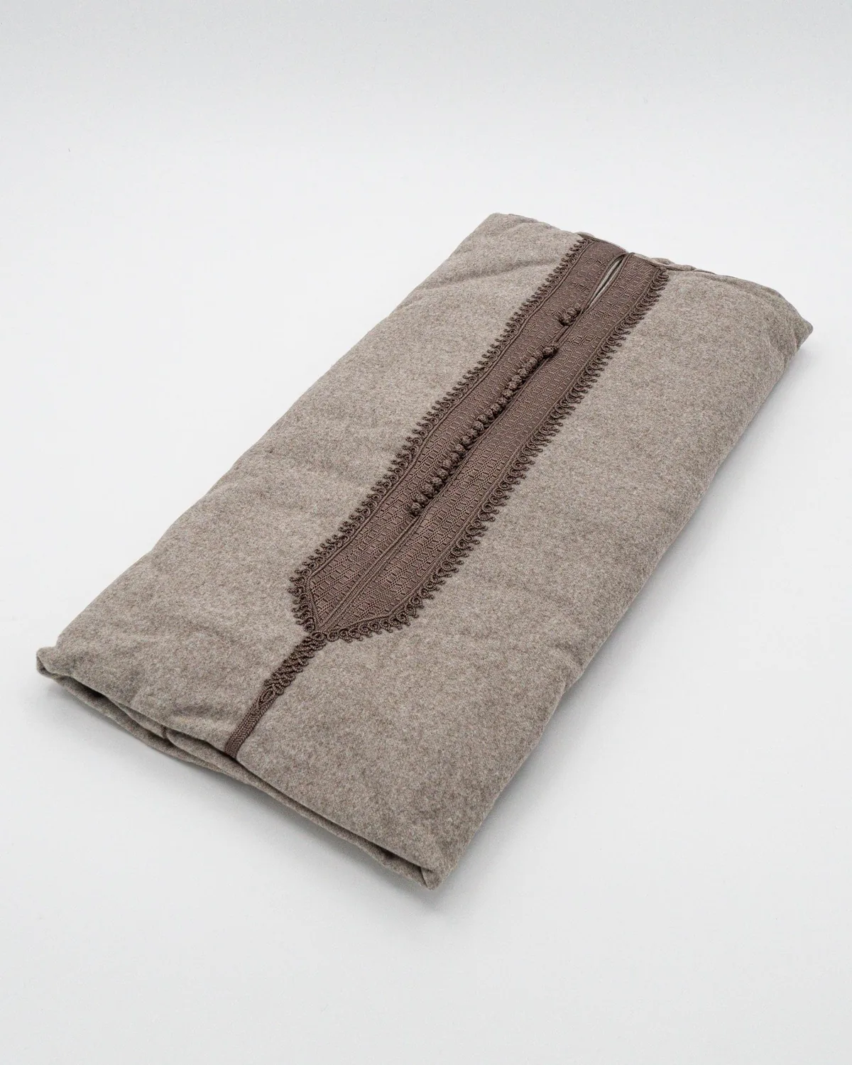 Djellaba homme hiver brun Djellaba homme hiver brune (taupe chiné) à passementerie marron, pliée