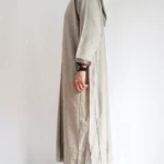 Djellaba homme hiver brun Djellaba homme hiver brune (taupe chiné) à passementerie marron, vue de profil