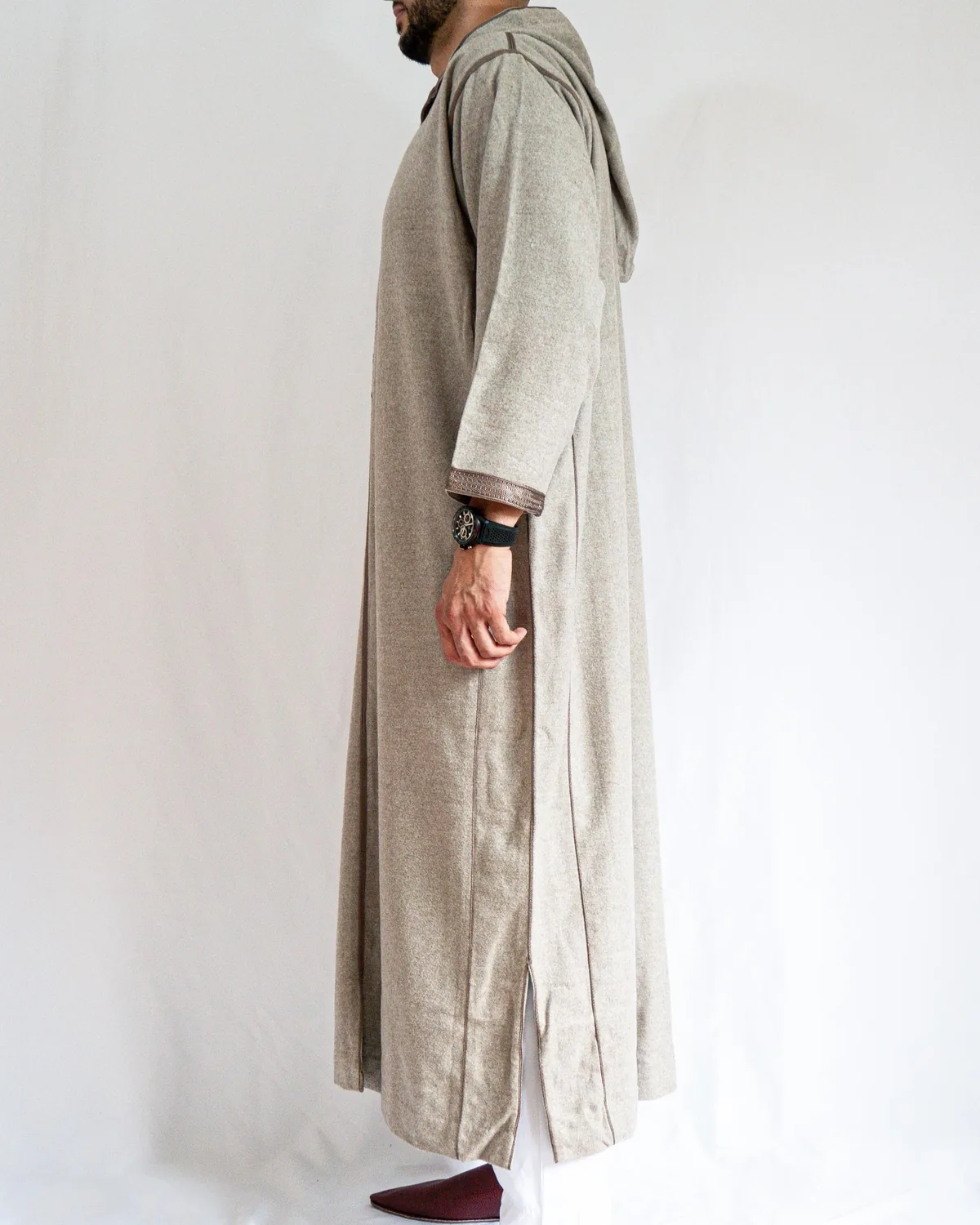 Djellaba homme hiver brun Djellaba homme hiver brune (taupe chiné) à passementerie marron, vue de profil
