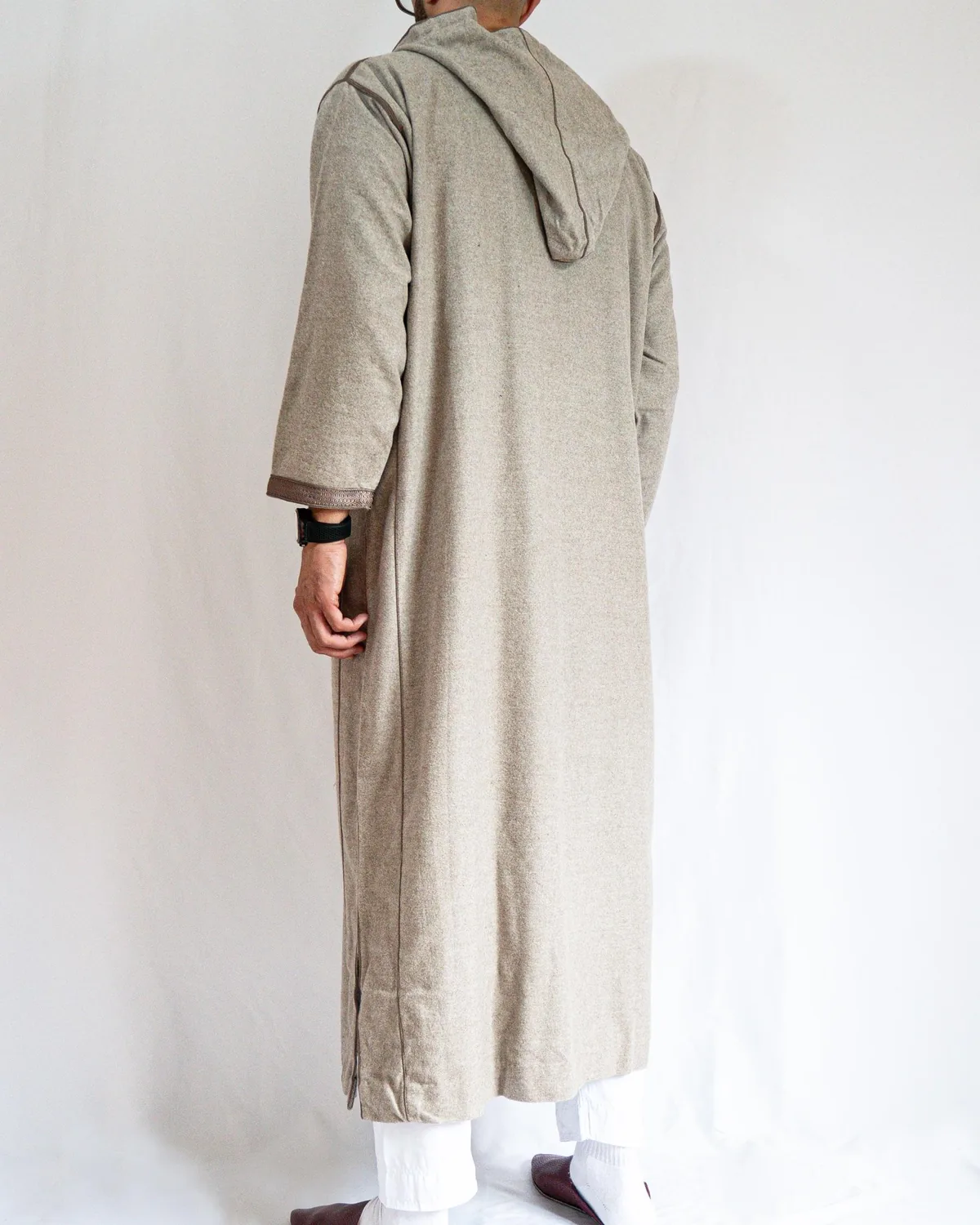 Djellaba homme hiver brun Djellaba homme hiver brune (taupe chiné) à passementerie marron, vue de dos