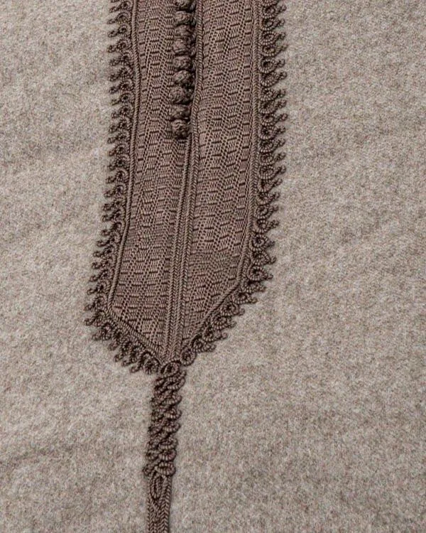 Djellaba homme hiver brun Djellaba homme hiver brune (taupe chiné) à passementerie marron, détail de la passementerie