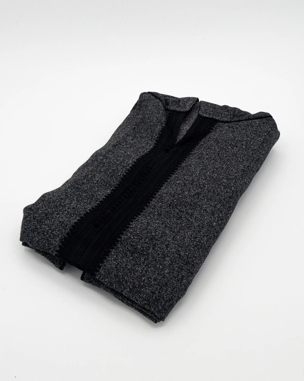Djellaba homme hiver noir Djellaba homme hiver noire, chiné gris anthracite à passementerie noire, pliée