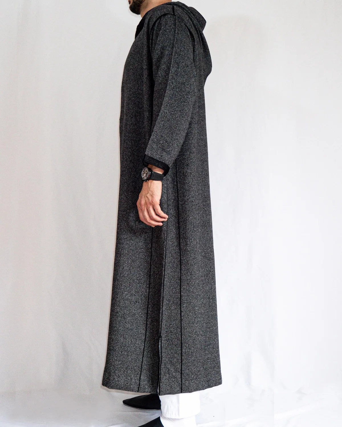 Djellaba homme hiver noir Djellaba homme hiver noire, chiné gris anthracite à passementerie noire, vue de profil