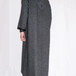 Djellaba homme hiver noir Djellaba homme hiver noire, chiné gris anthracite à passementerie noire, vue de dos