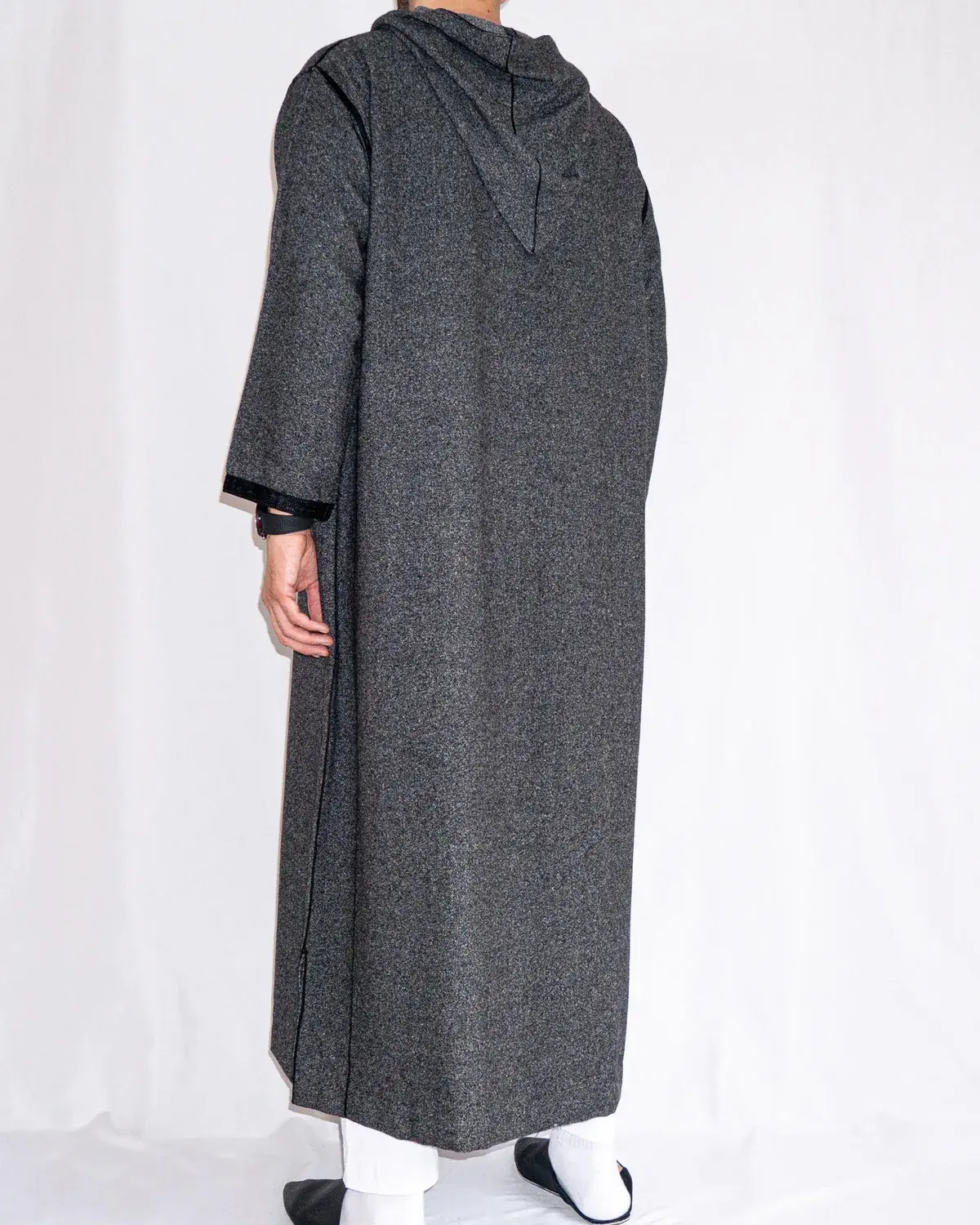 Djellaba homme hiver noir Djellaba homme hiver noire, chiné gris anthracite à passementerie noire, vue de dos