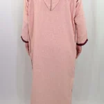 Djellaba homme hiver saumon Djellaba homme hiver saumon à capuche, plastron brodé bordeaux, vue de dos