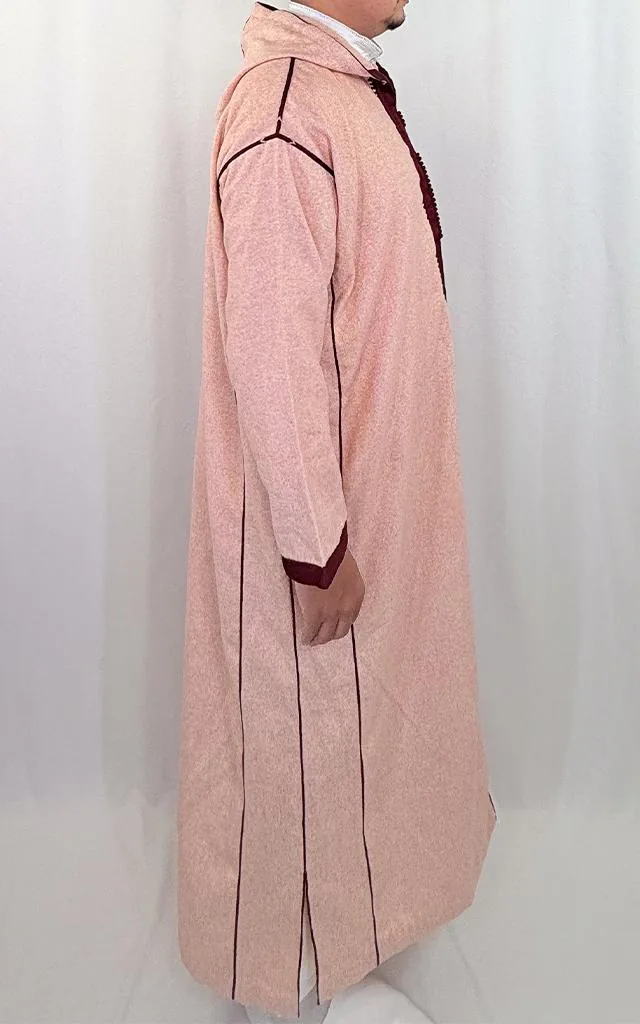 Djellaba homme hiver saumon Djellaba homme hiver saumon à capuche, plastron brodé bordeaux, vue de profil