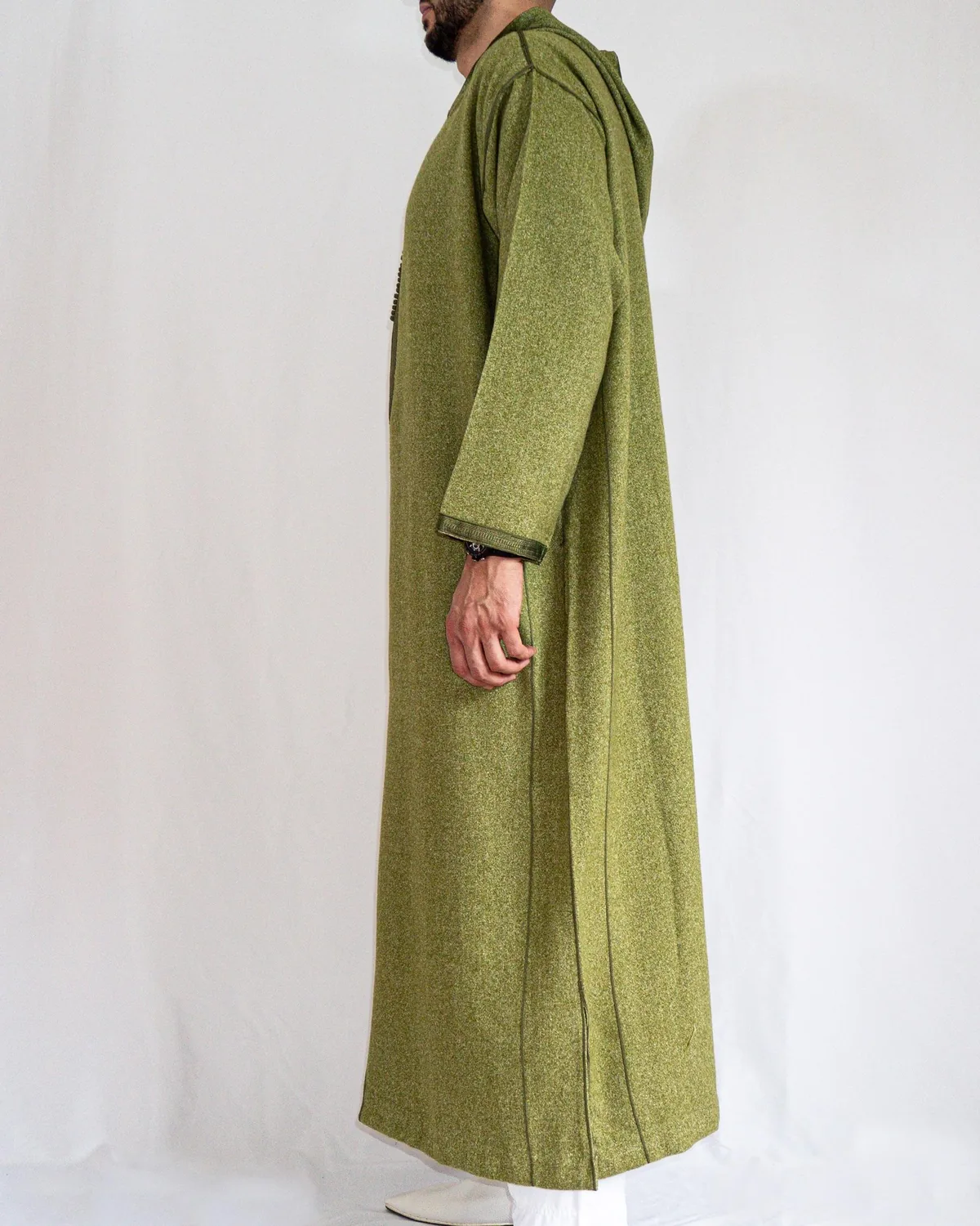 Djellaba homme hiver vert Djellaba homme hiver verte (vert kaki chiné) à capuche, vue de profil