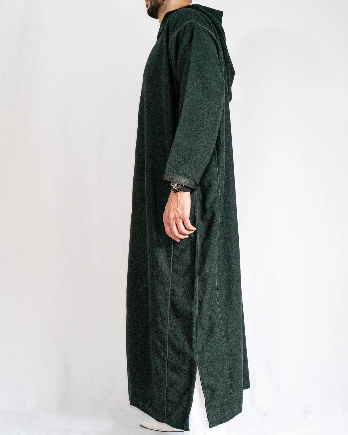 Djellaba homme hiver vert sapin Djellaba homme hiver vert sapin, chiné sombre à capuche, vue de profil